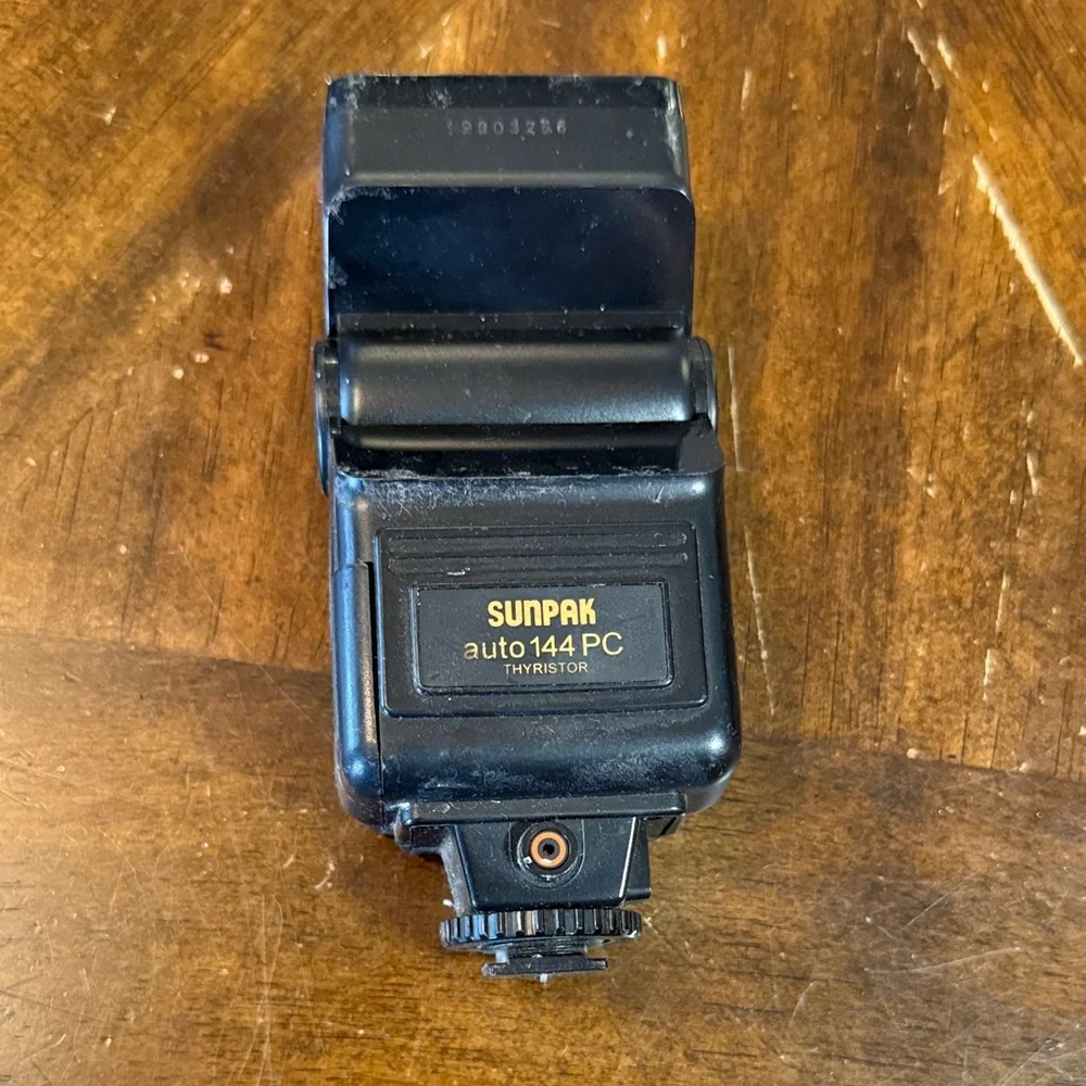 Sunpak Auto 144 PC thyristor Flash - Black untested as is